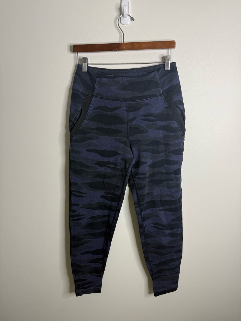Bolt Jogger Lululemon size 6 pants camo blue black